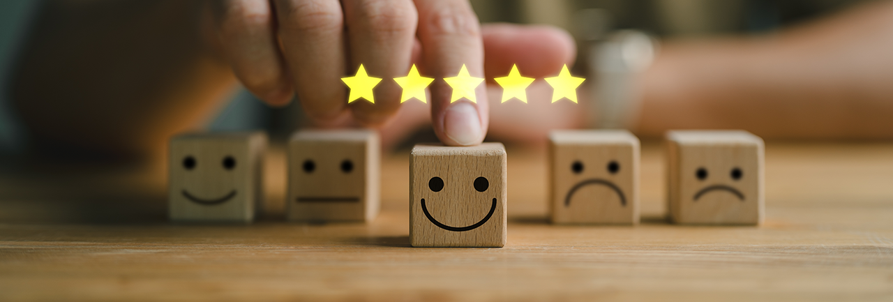 service client la meilleure excellente expérience de notation d'entreprise. Concept de sondage de satisfaction. La main d'un homme d'affaires choisit un visage souriant sur un cercle de bloc de bois. Satisfaction 5 Étoiles.